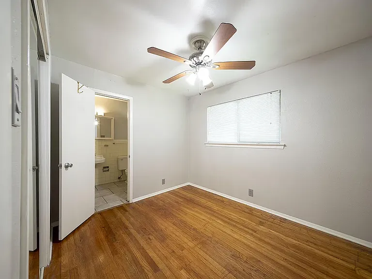 804 N Locust St — Photo 7