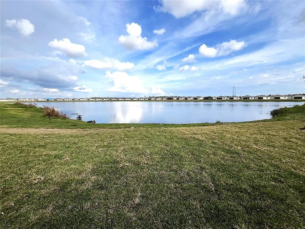 3 bed, 2.0 bath, 1422 sqft, $2,300 — Photo 1