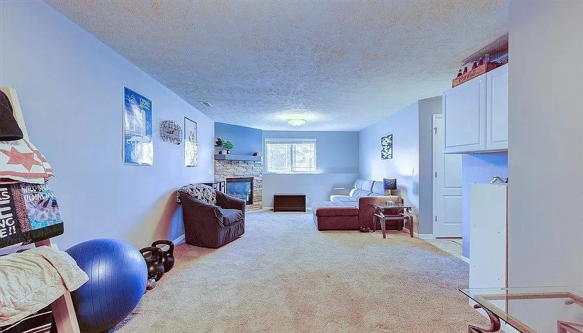 3 bed, 2.5 bath, 1612 sqft, $2,199 — Photo 4