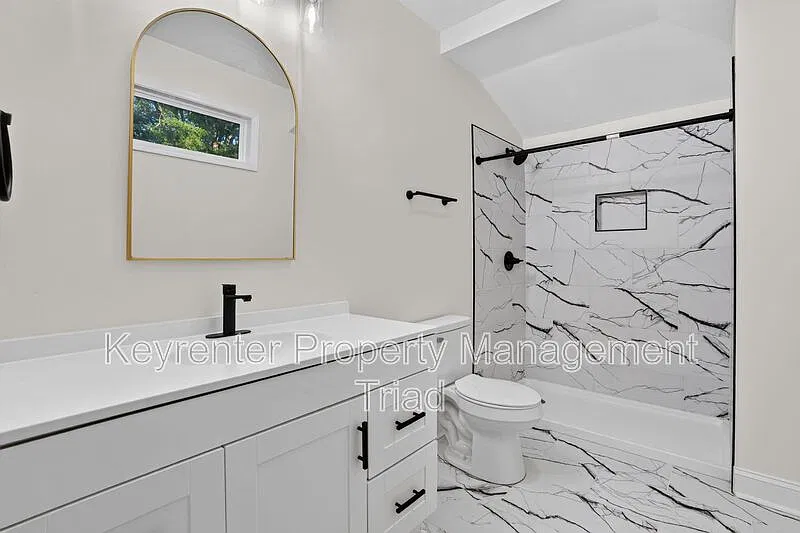4 bed, 1.5 bath, 1452 sqft, $2,300 — Photo 4