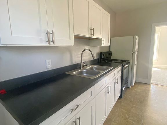 3rd image of 207-209 Locust St #209-3