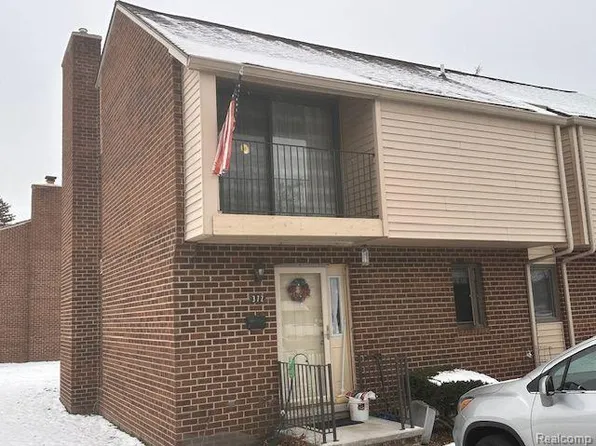 372 Village West Dr S, Lapeer, MI 48446