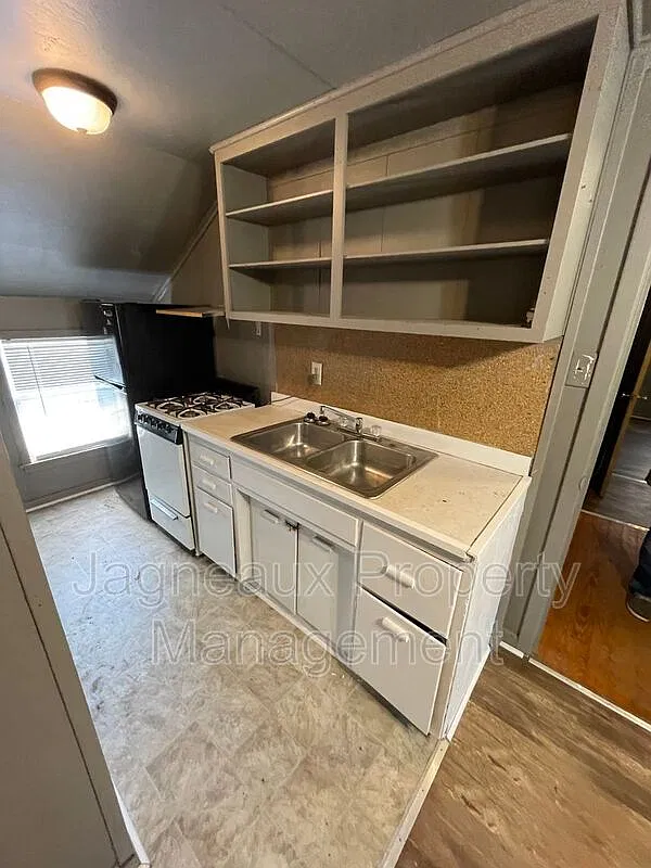 2 bed, 1.0 bath, 851 sqft, $750 — Photo 2