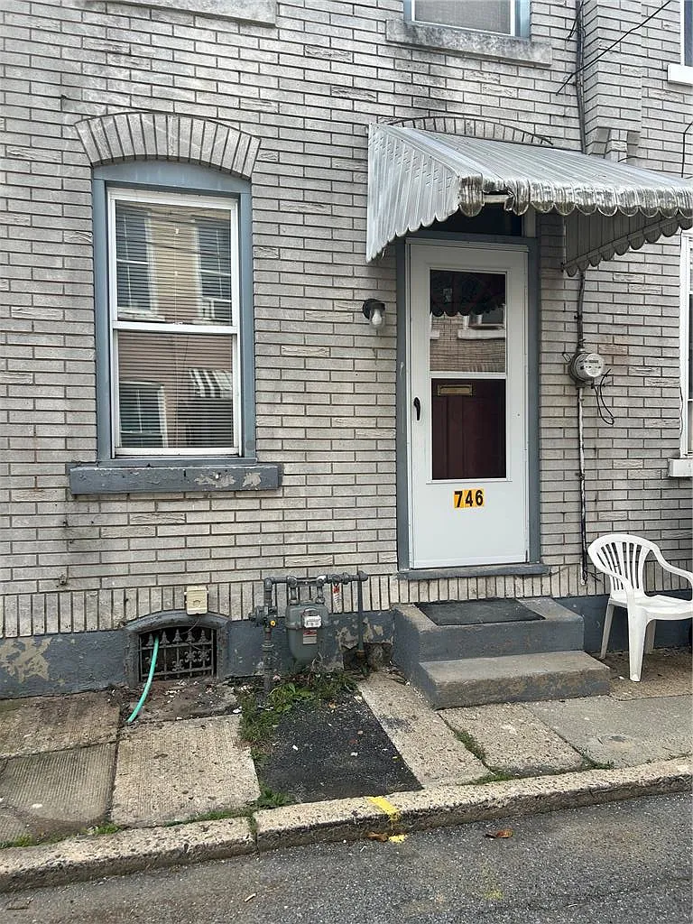 2 bed, 1.5 bath, 910 sqft, $1,250 — Photo 2