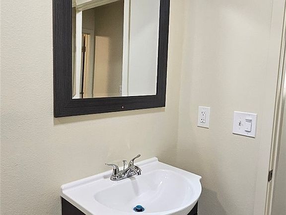5th image of 3839 Woodlawn Ave #1/2