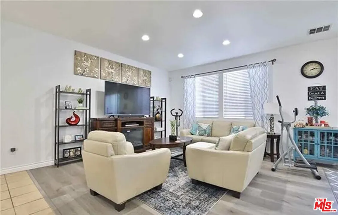 4 bed, 3.5 bath, 1787 sqft, $3,970 — Photo 4