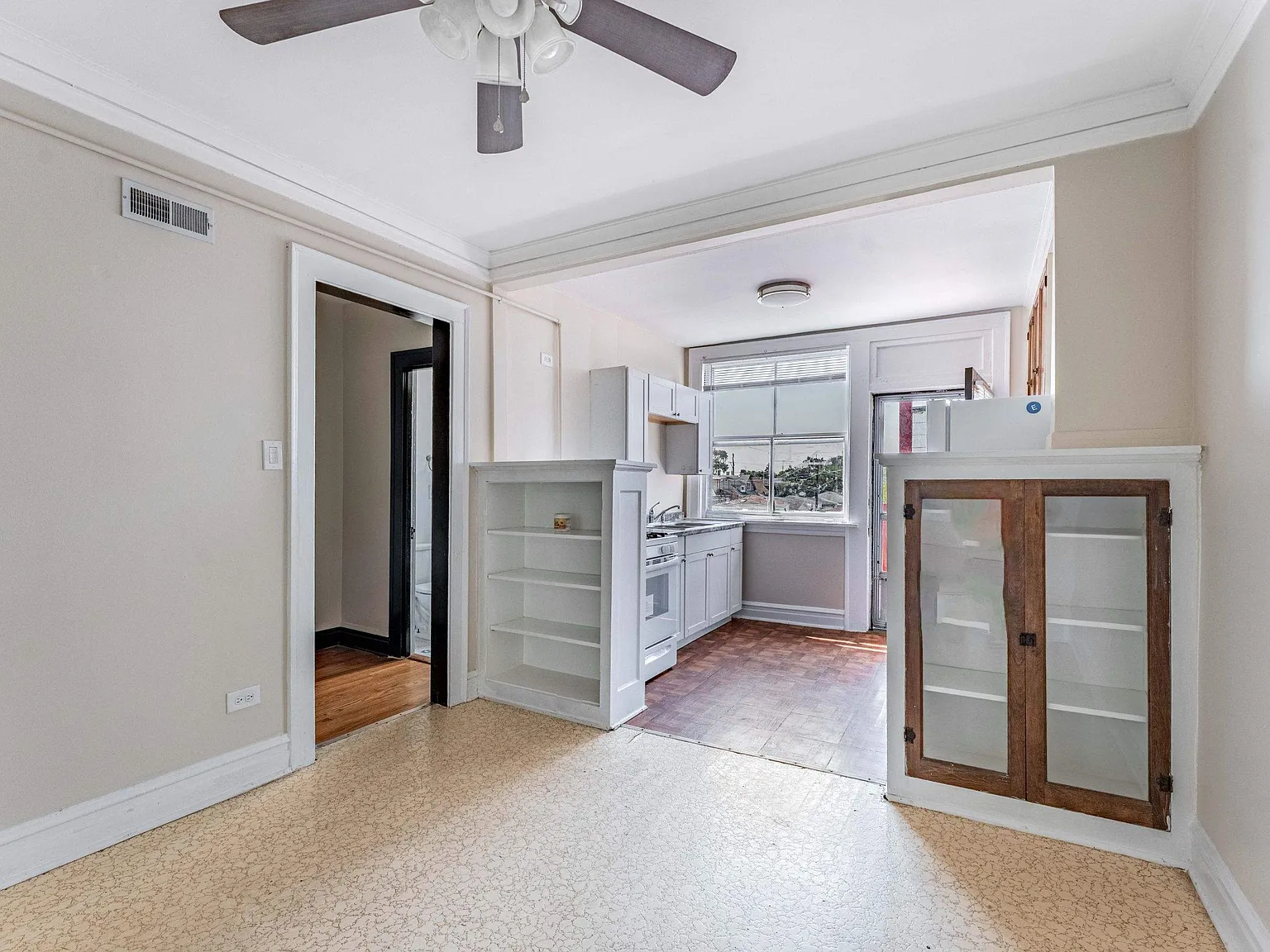 Studio, $900 — Photo 4