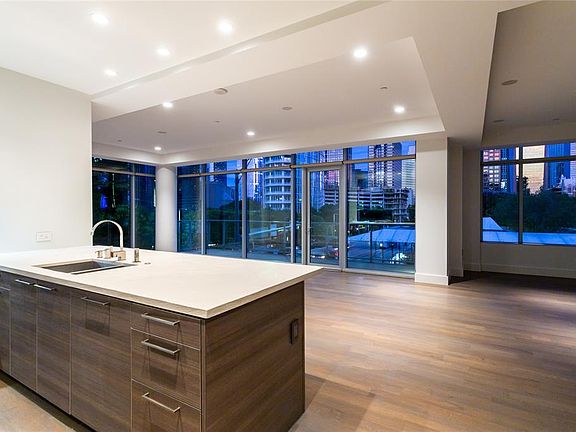 3rd image of 2025 Woodall Rodgers Fwy Unit 21