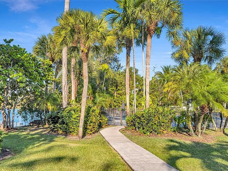 7018 SW 53rd Ln — Photo 38