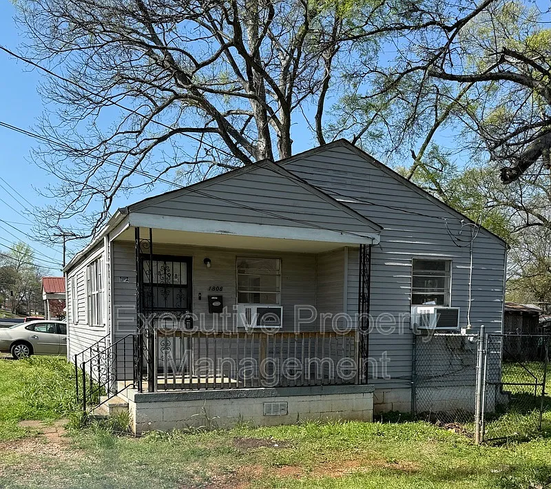 2 bed, 1.0 bath, 716 sqft, $750 — Photo 1