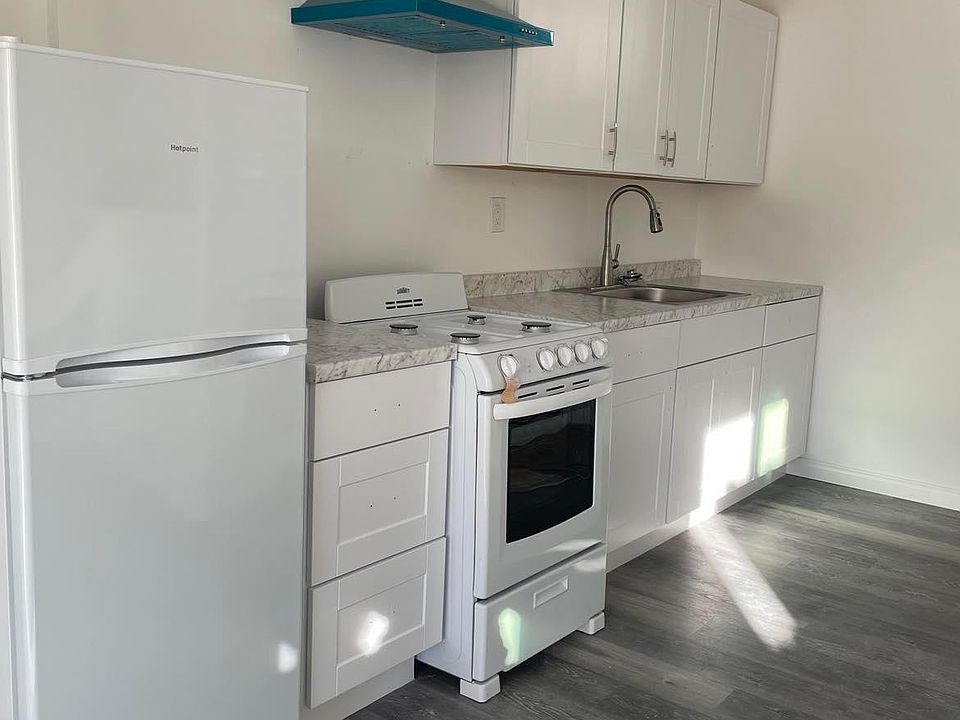 A clean, full-sized kitchen with plenty of cabinet space