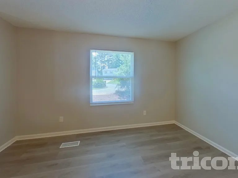 111 Woodspur Rd — Photo 2