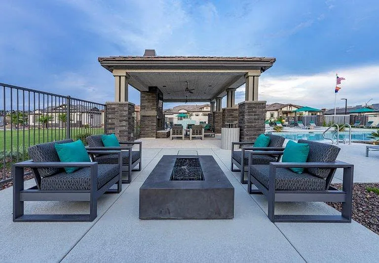 Vlux at Sunset Farms — Photo 8