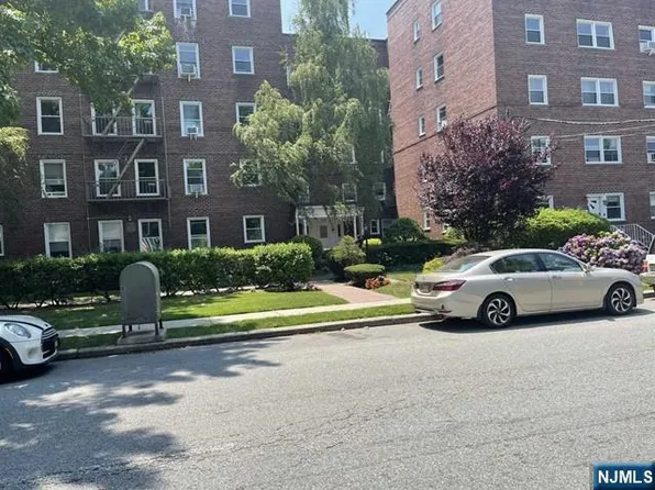 328 Bridge Plz N APT 5B, Fort Lee, NJ 07024