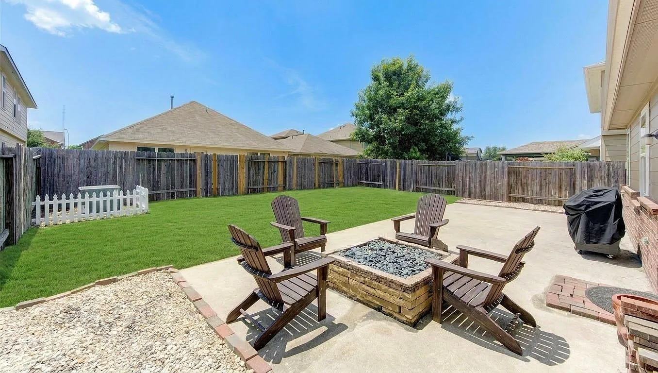5 bed, 2.5 bath, 2499 sqft, $2,290 — Photo 2