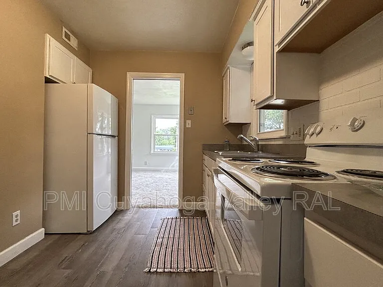 2364 Suncrest Dr — Photo 5