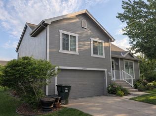 20915 Maple Cir, Gretna, NE 68028