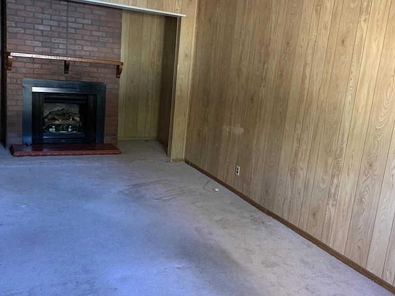 3rd image of 381 Andrew Dr