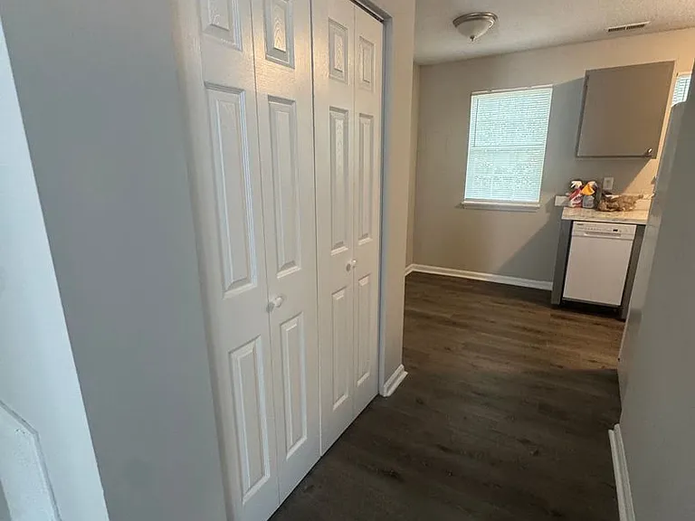 622 Raynor St — Photo 5
