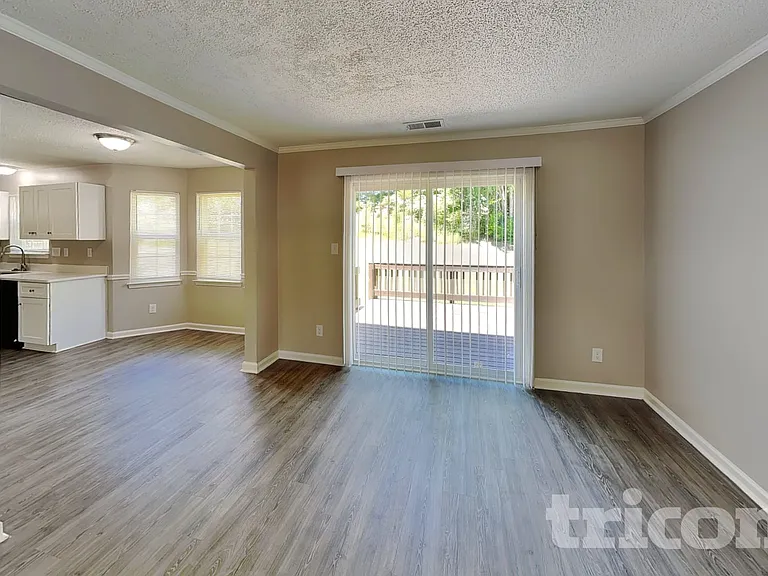 235 Chattaroy Dr — Photo 4