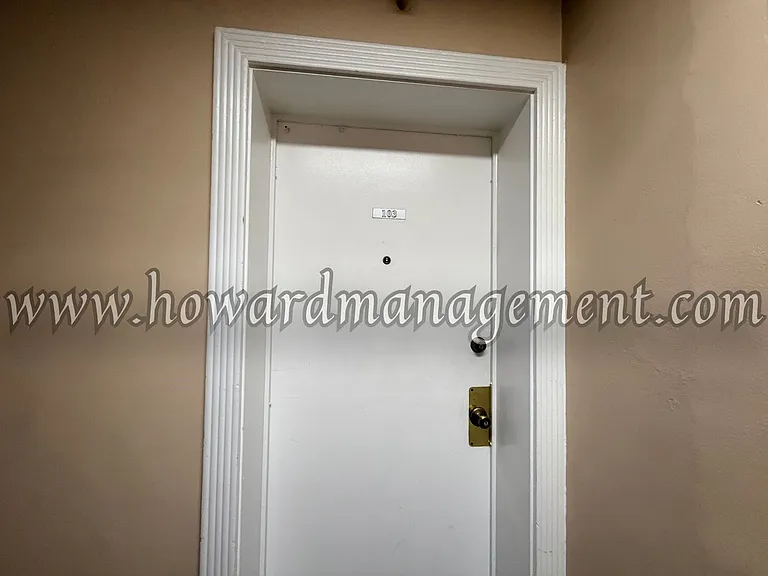 Wilshire Mediterranean Apartments — Photo 23