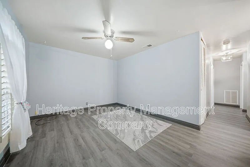 3 bed, 1.0 bath, 864 sqft, $1,350 — Photo 4