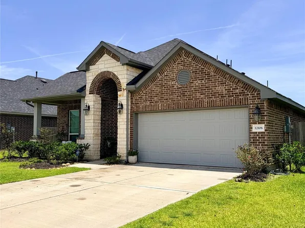 12106 Champions Forest Dr, Mont Belvieu, TX 77535