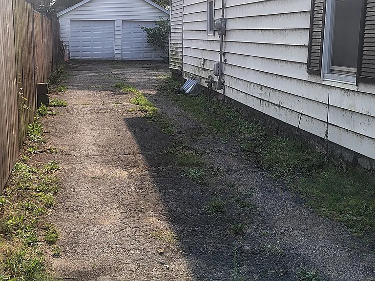 1062 Broadway Ave NW — Photo 3