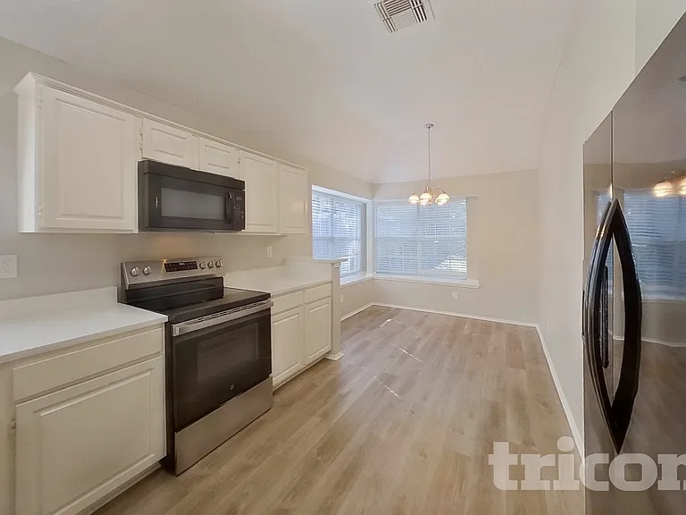 805 Clover Hill Ln — Photo 2