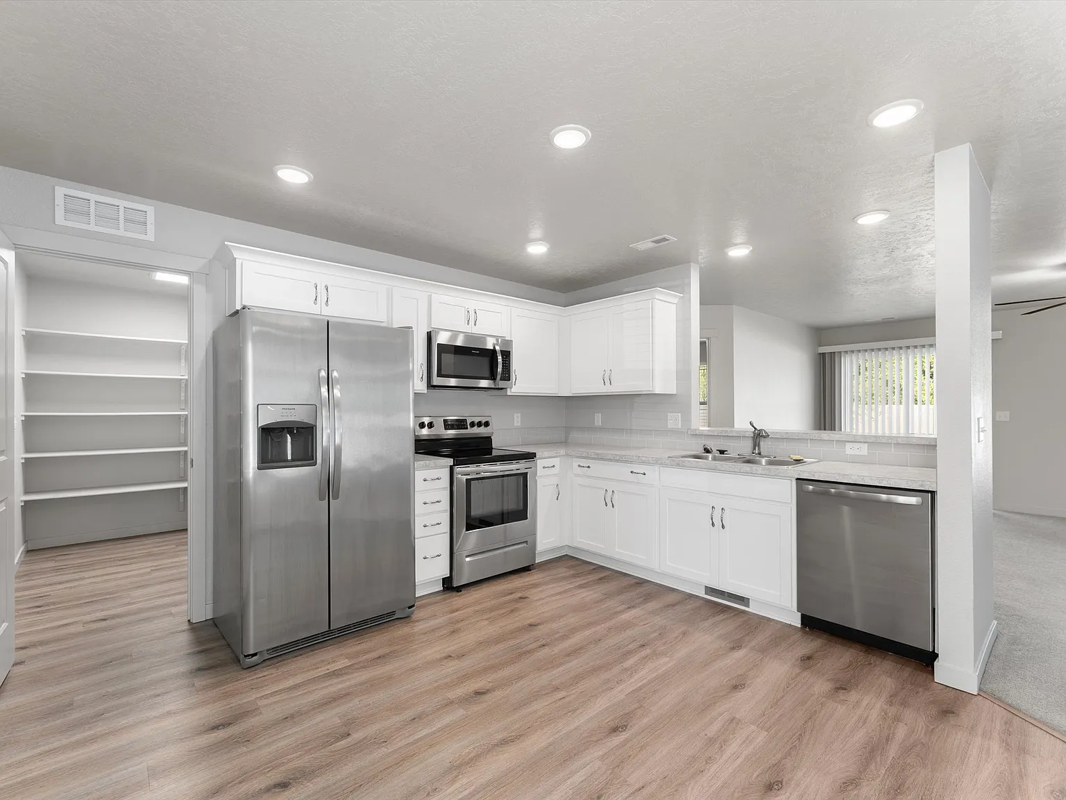 3 bed, 1216 sqft, $2,300 — Photo 2