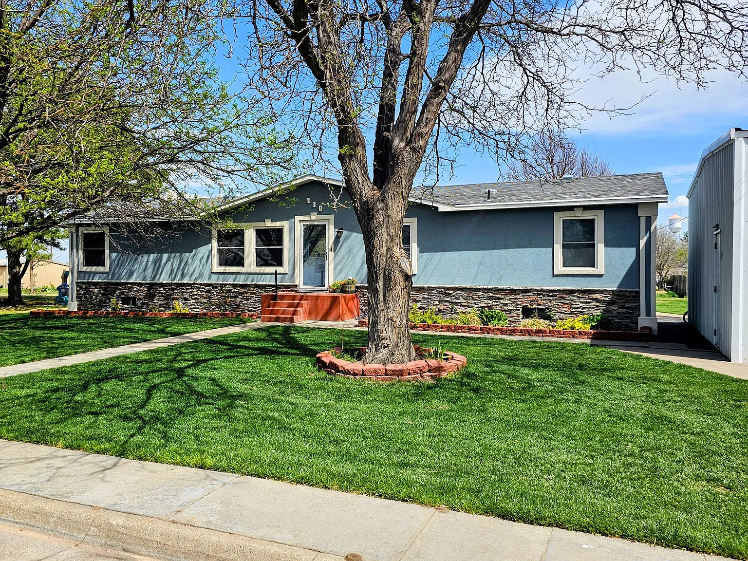3 bed, 3740 sqft, $1,600 — Photo 1
