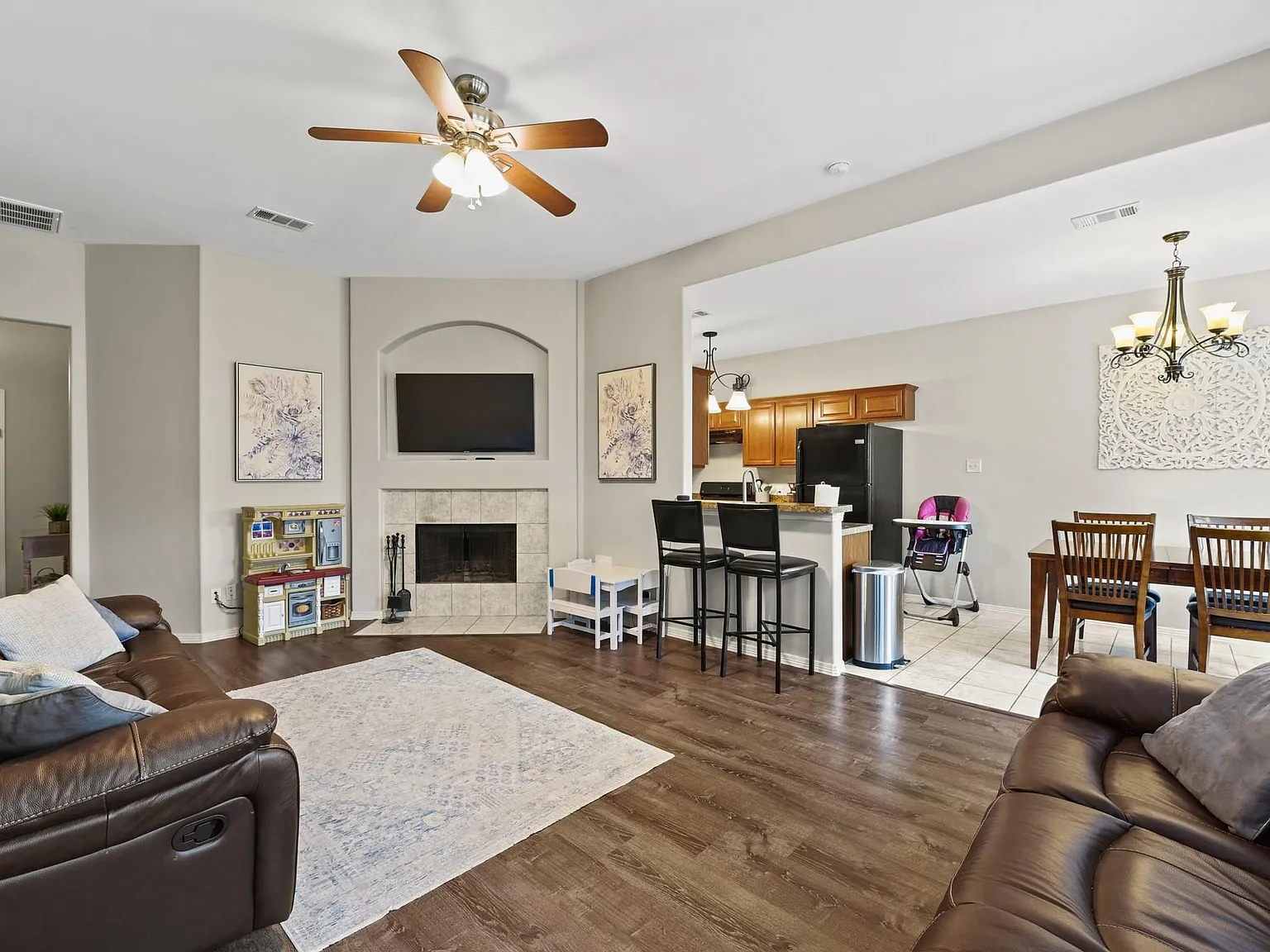 3 bed, 2.0 bath, 1379 sqft, $2,000 — Photo 3