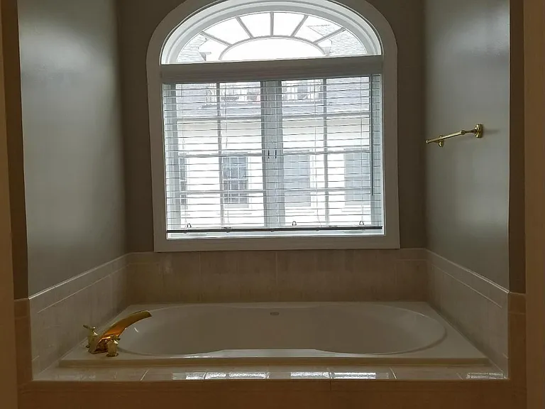 1619 Seneca Ave — Photo 23
