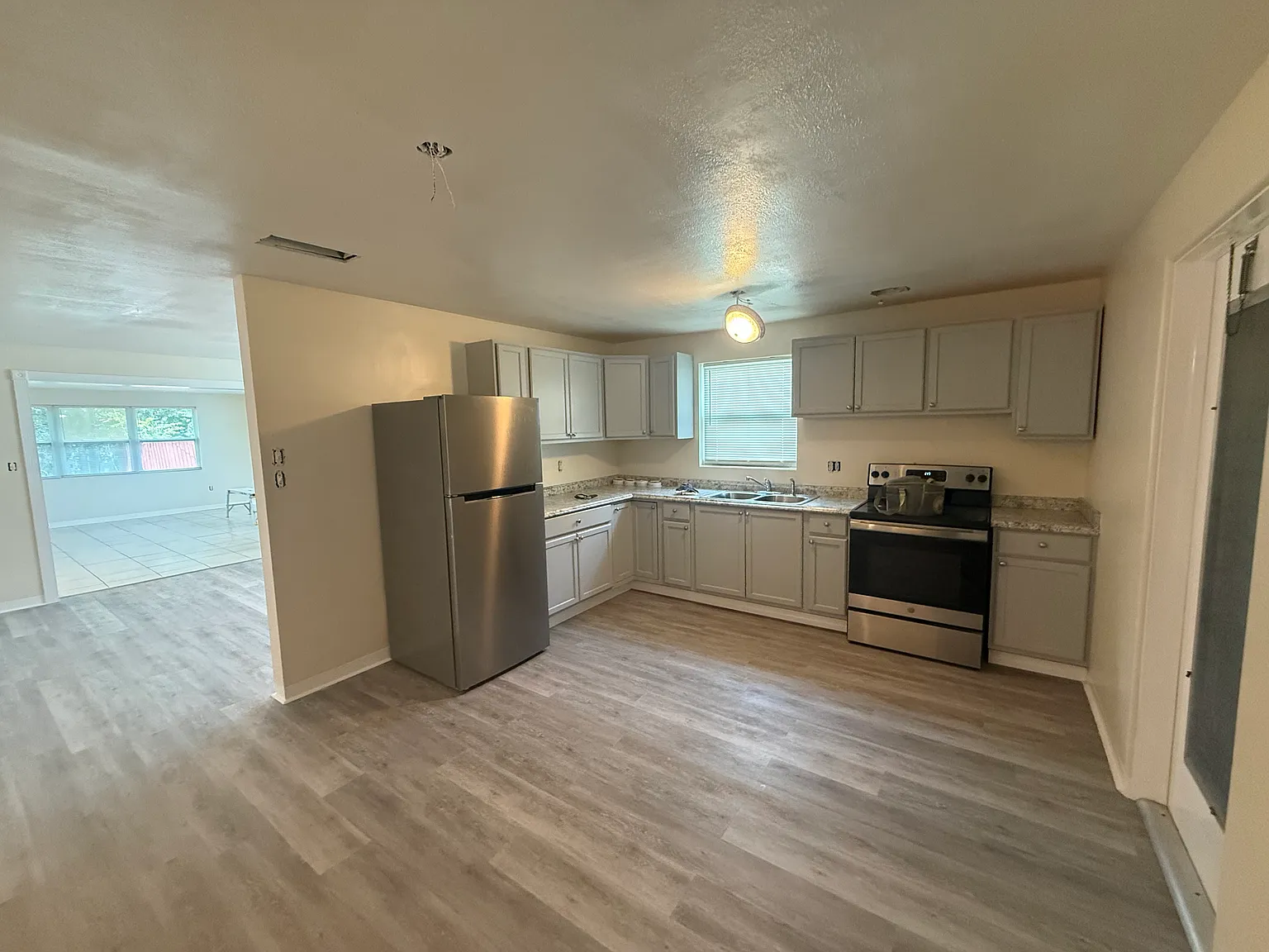 3 bed, 1144 sqft, $1,800 — Photo 3