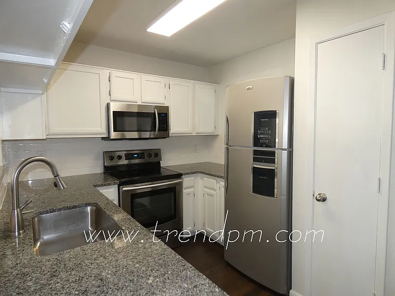 121 Surrey Ln — Photo 5