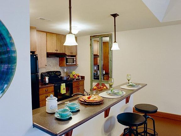 Breakfast Bar & Kitchen