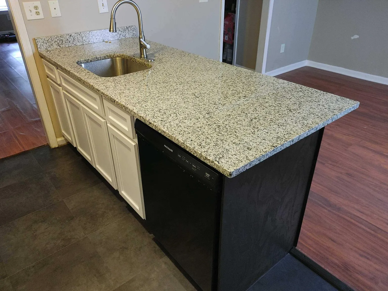 1413 Kemper St — Photo 3