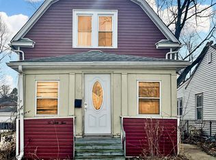 1033 Solfisburg Ave, Aurora, IL 60505