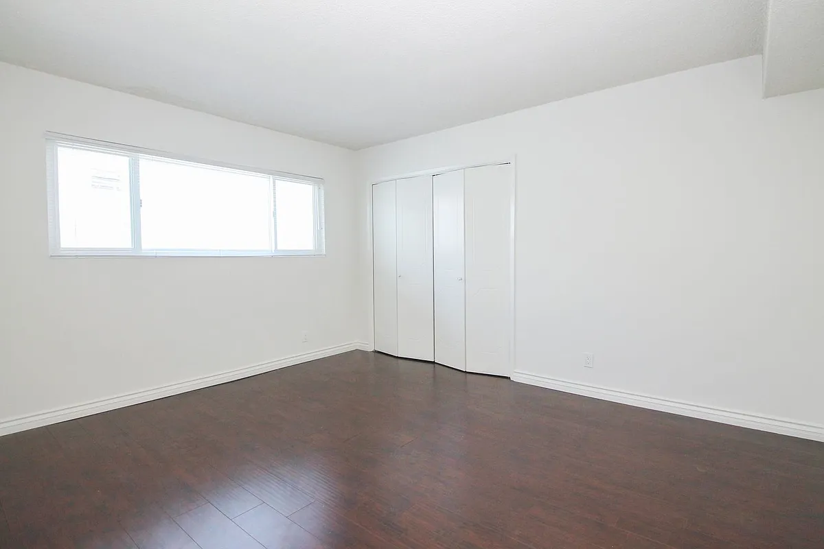 Building Photo - 309 S Doheny Dr