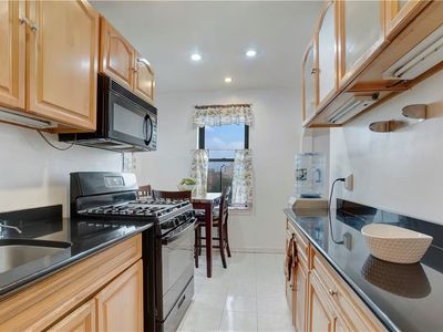 1293 E 5th St APT 6B, Brooklyn, NY, 11230