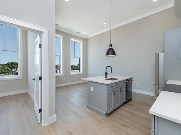 4 Eight Franklin St #302, Allston, MA 02134