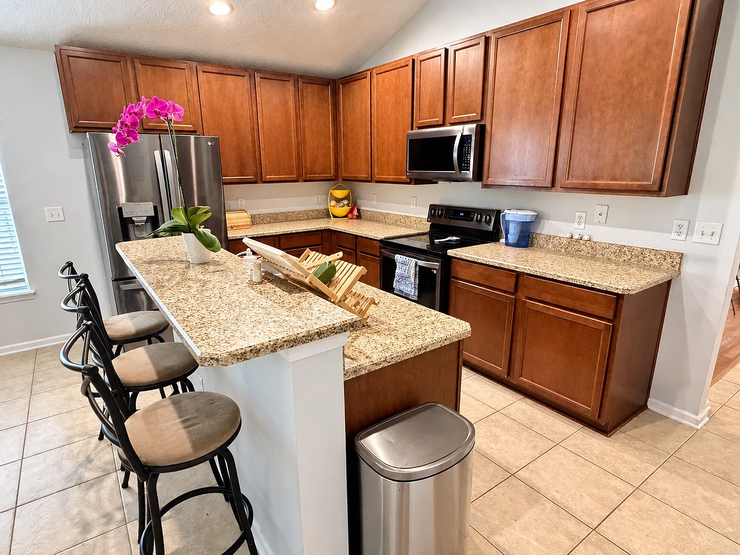 Inviting 3 Bedroom, 2 Bathroom Furnished Home in Westchester — Photo 2