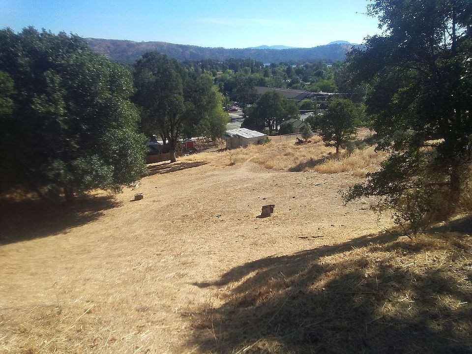 12831 Lakeview Dr-lake in distance
