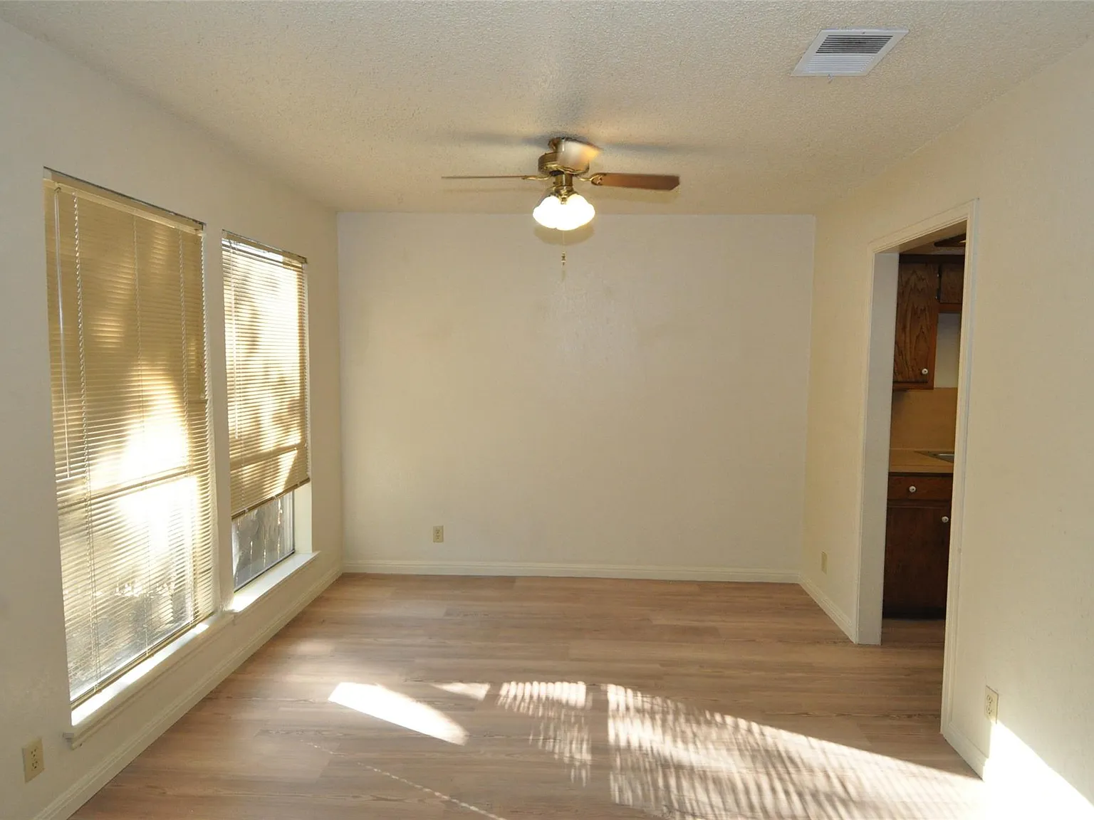 3 bed, 2.5 bath, 1601 sqft, $1,650 — Photo 4