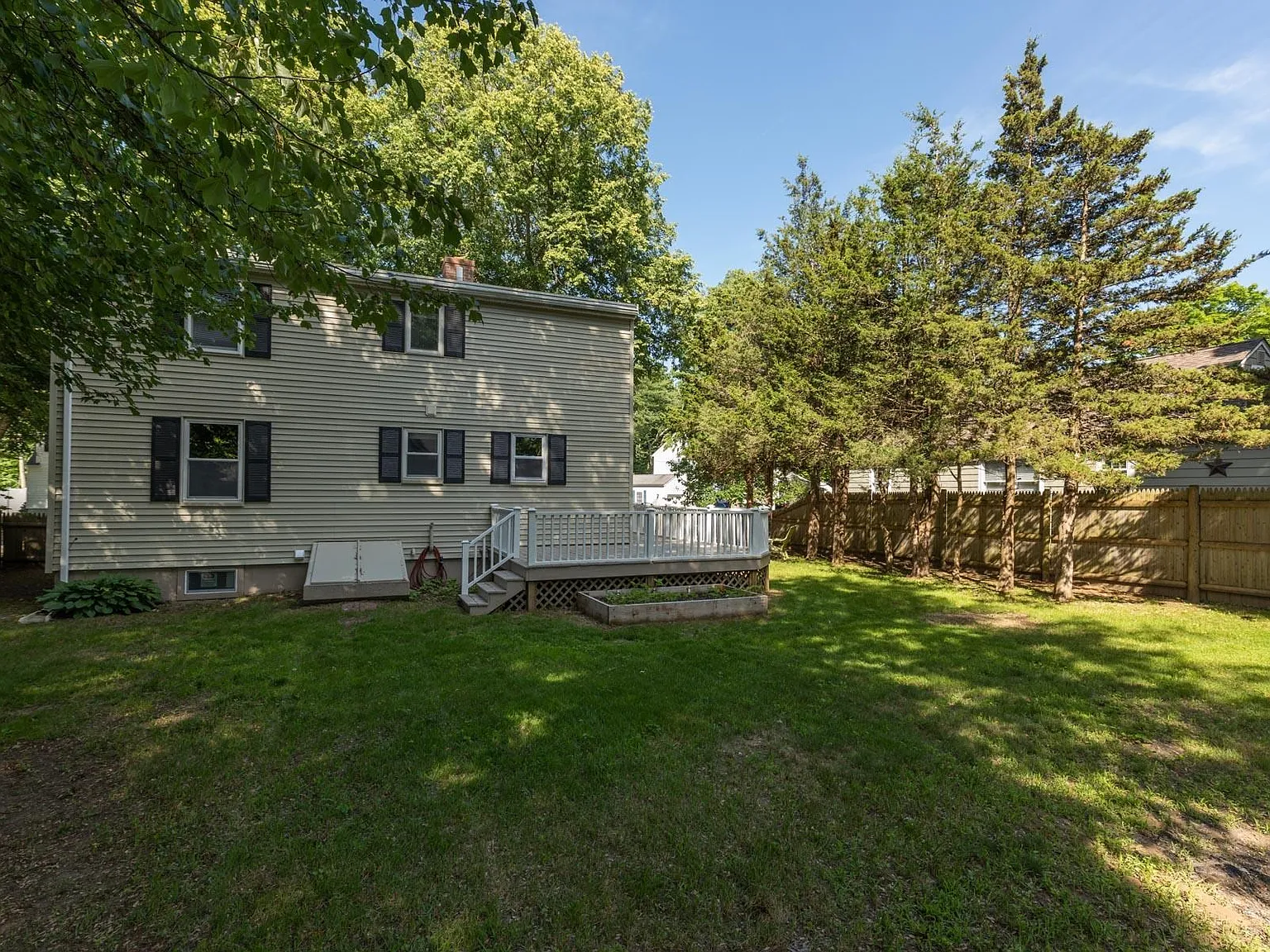 4 bed, 2.0 bath, 1440 sqft, $3,200 — Photo 2