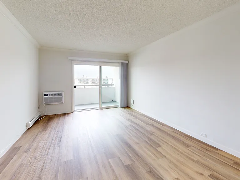 Eight 80 Newport Beach — Photo 179