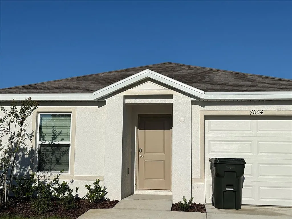 5 bed, 2.0 bath, 1739 sqft, $2,300 — Photo 2