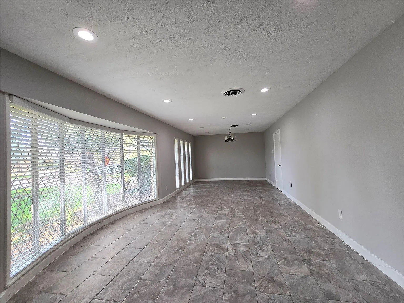 3 bed, 2.0 bath, 2098 sqft, $2,900 — Photo 2