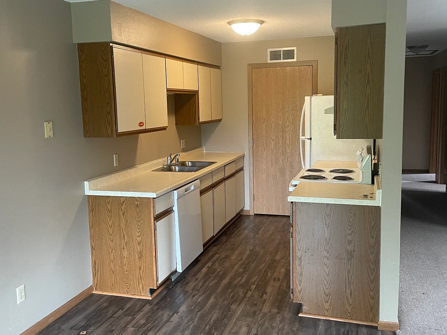 3 bed, 1300 sqft, $1,300 — Photo 3