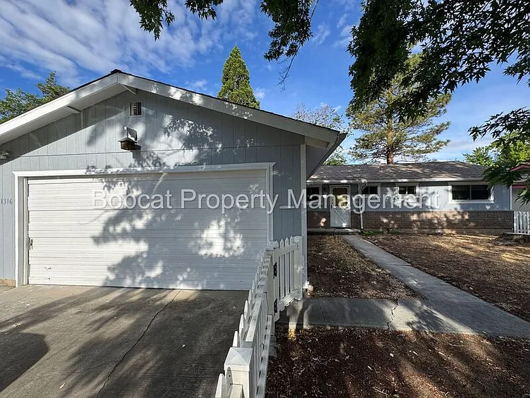 1316 Stanford Dr — Photo 1